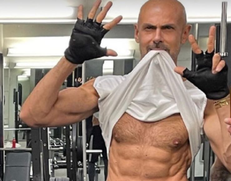Enzo Miccio, 53 anni e un fisico invidiabile: muscoli e addominali sui social